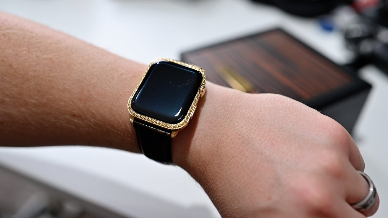 این ساعت مچی اپل که با طلا بسته بندی شده است اشاره کم لطفی به دیگران برای ثروت شما است. 